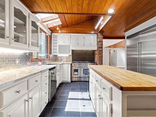 Building Photo - 1113 E Walnut St