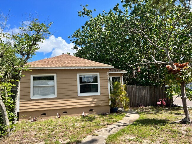 Building Photo - Gulfport charm 3/1 1 car garage
