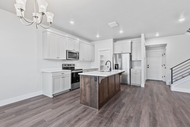 Building Photo - Stunning End unit 3 bed 2.5 Bath Townhom i...