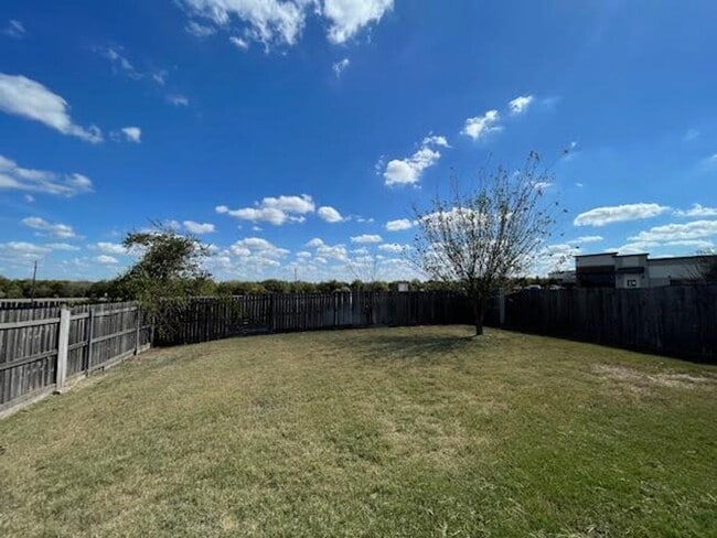 Building Photo - 806 Parkview Cir