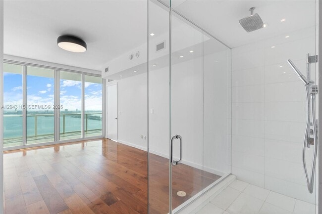 Building Photo - 2020 N Bayshore Dr