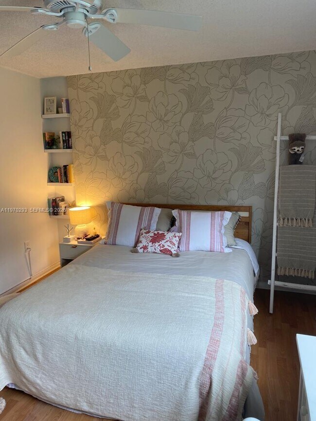 Building Photo - 210 Seaview Dr