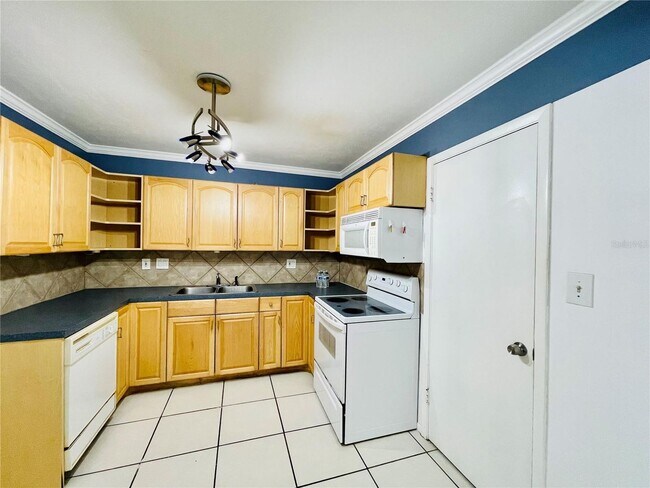 Building Photo - 3 Bedroom, 2.5 Bath home with upgraded kitchen, close to beaches, restaurants, and downtown!!