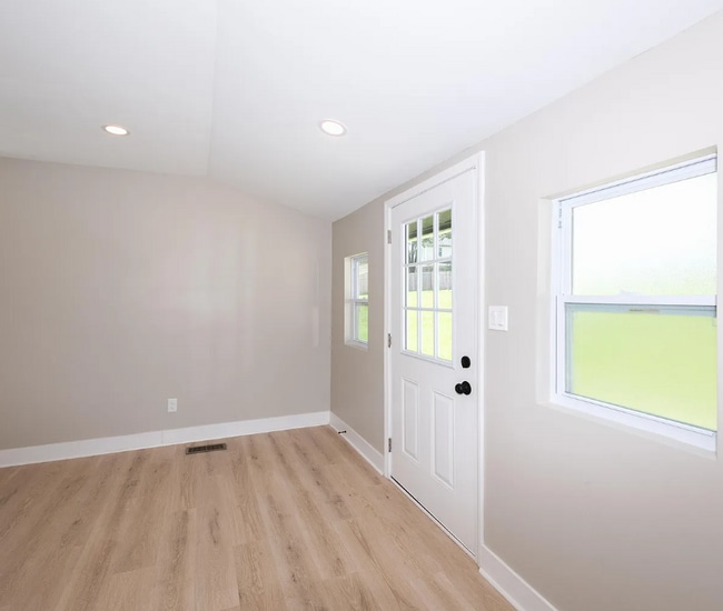 Building Photo - 830 Vermont Ave