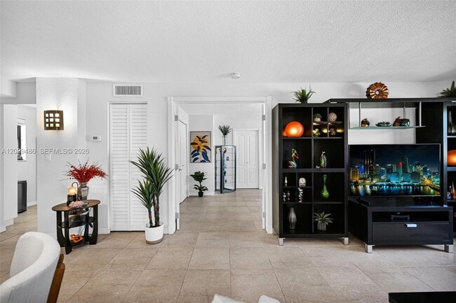 Building Photo - 1334 Collins Ave