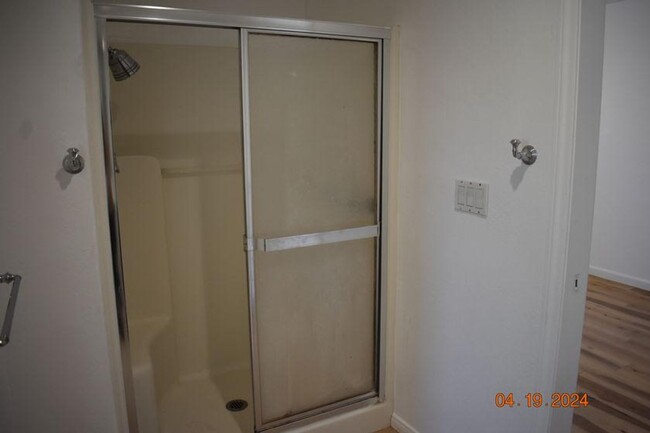 Building Photo - Charming Two-Bedroom, One-Bath Unit – Avai...