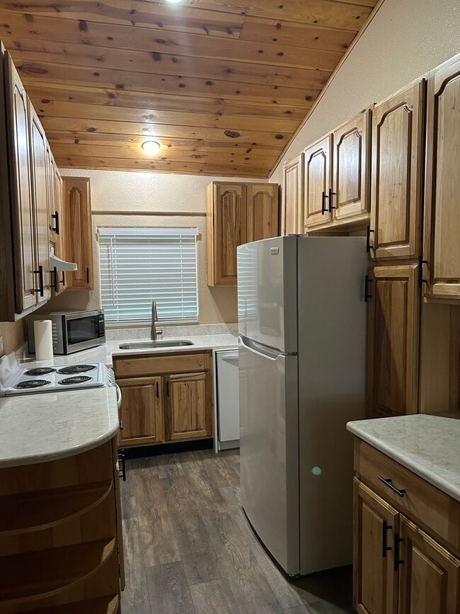 Building Photo - Cozy and Updated 3 Bed, 2 Bath House