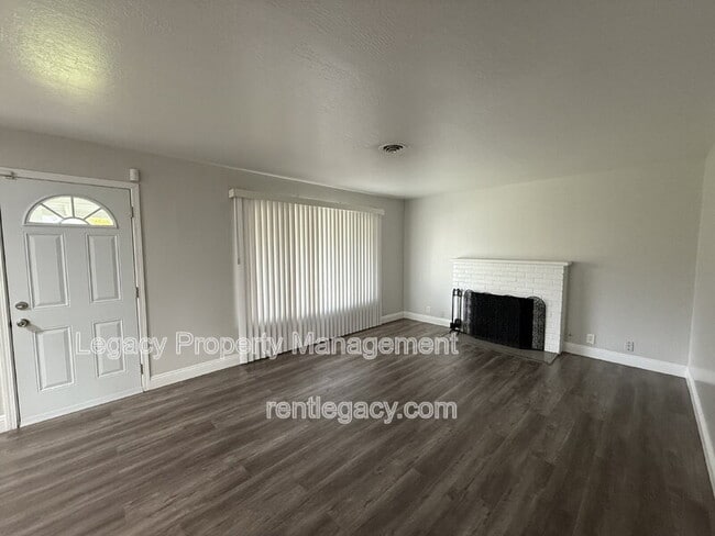 Building Photo - 2013 Edison Ave