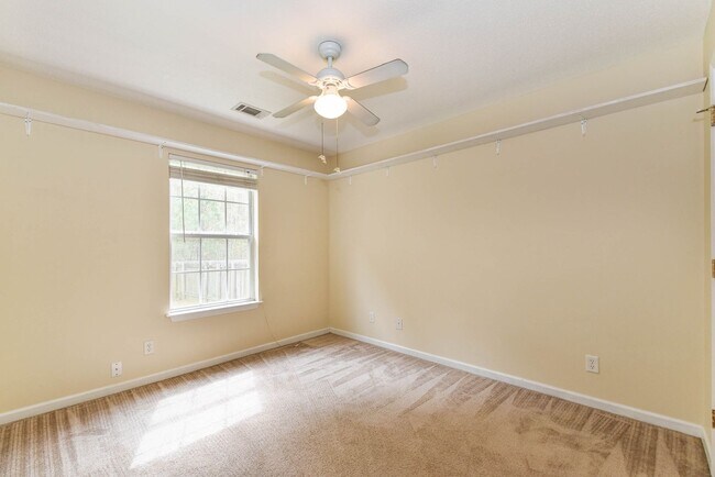 Building Photo - 3 Bedroom, 2 Bath Home with Fully Fenced Yard – Pet Friendly!