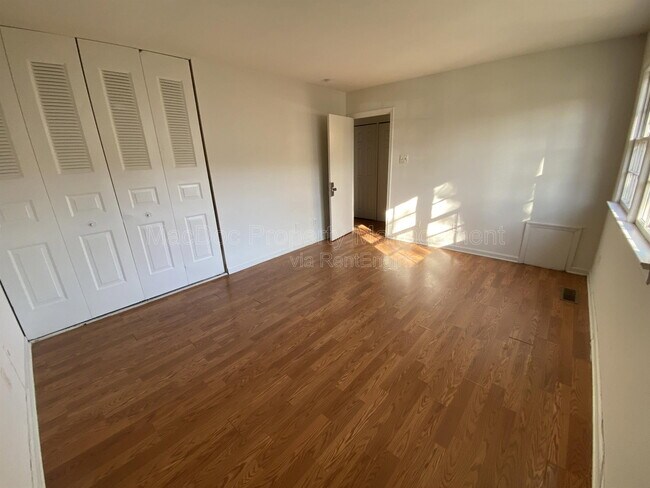 Building Photo - 400 Rann Ct