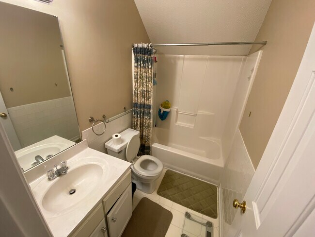 Building Photo - Room in House on Daingerfield Dr