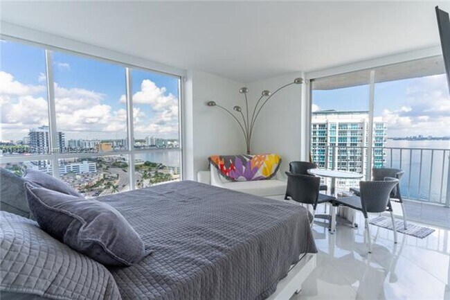 Building Photo - 7601 E Treasure Dr