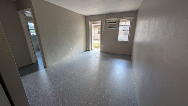 Building Photo - 2/1 home in sarasota, great location, and pet-friendly!