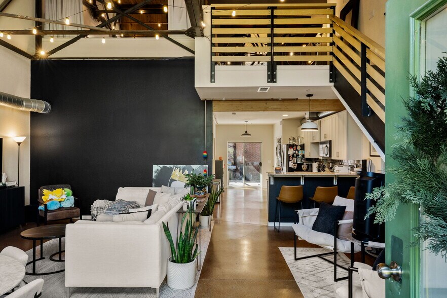 Building Photo - 3033 Blake St