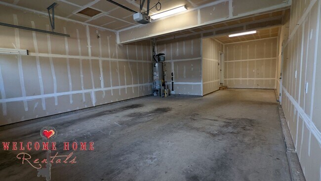 Building Photo - Beautiful open floorplan with FOUR large b...