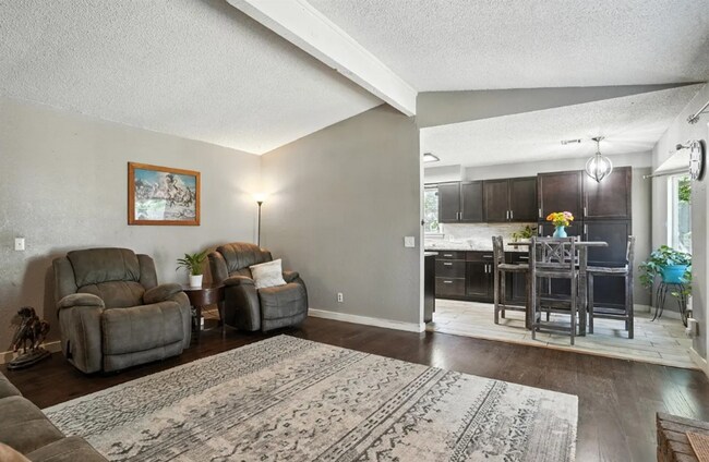 Building Photo - 3 BED 2 BATH! Schedule a tour today!