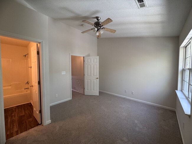 Building Photo - Wonderful 2BR 2.5BA Townhome with All Appl...
