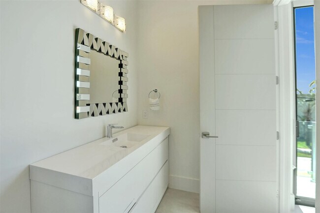 Building Photo - 1111 SE 9th Ave