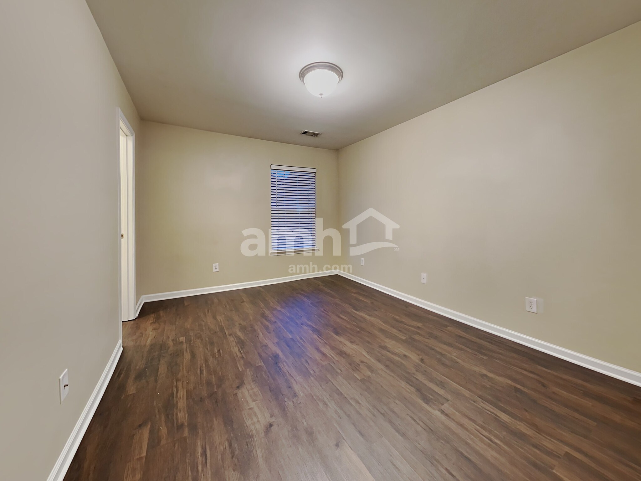 Building Photo - 2920 Mayfair Dr