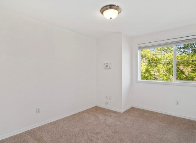 Building Photo - In the heart of Green Lake 3 bed 2.5 bath townhome for rent