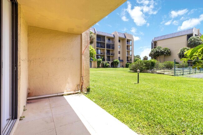 Building Photo - 2820 Tennis Club 204 Dr