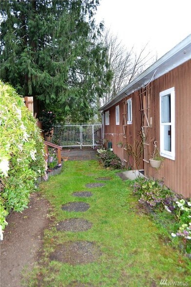House: 2 bedroom house Available - 1609 7th Ave SE