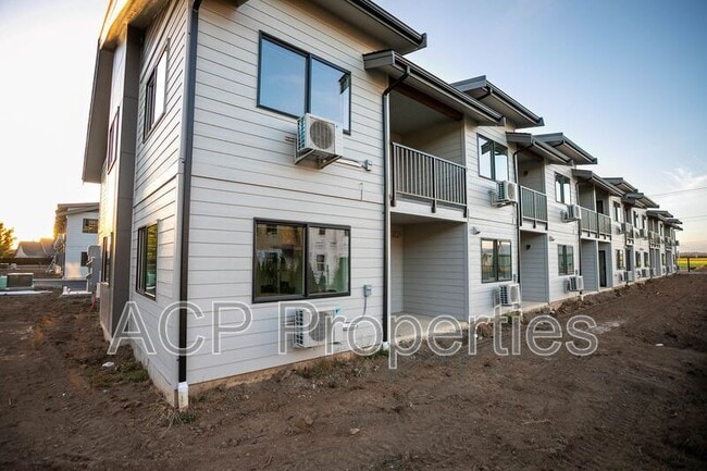 Building Photo - 665 E Badger Rd