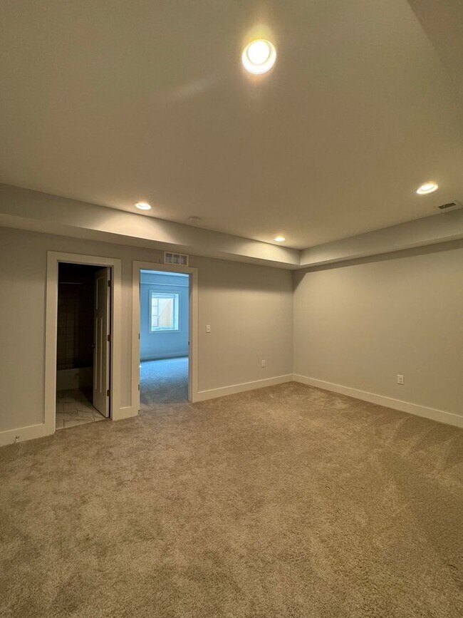 Building Photo - 4 Bedroom, 3 1/2 bathroom in Olathe!