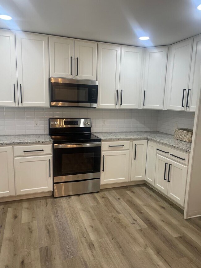 Building Photo - Knoxville 37918 - 2 bedroom, 2.5 bath Townhome - Contact Lisa Vineyard & Shannon Russell (865) 21...