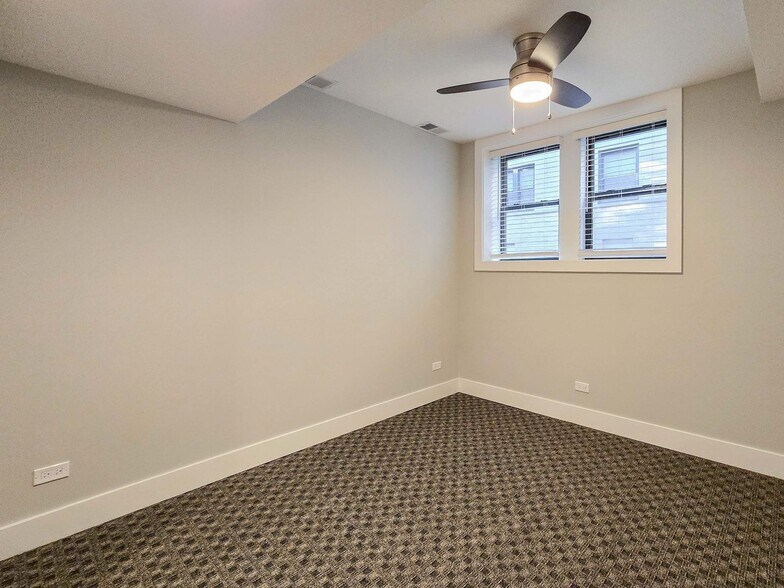 Building Photo - 4838 N Wolcott Ave