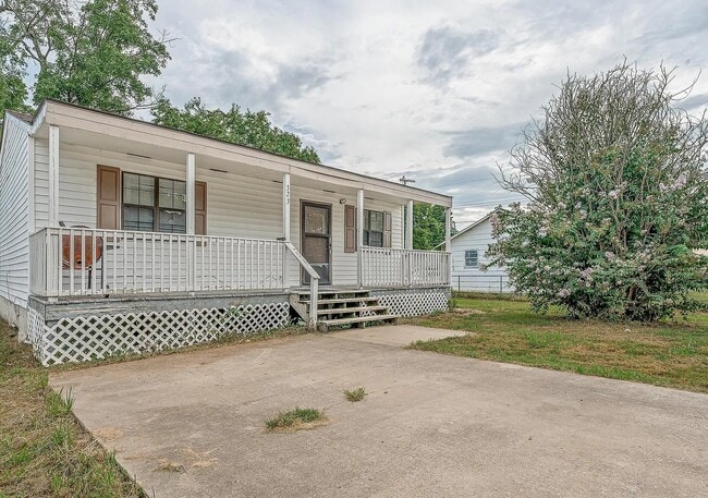 Building Photo - 323 Perry St