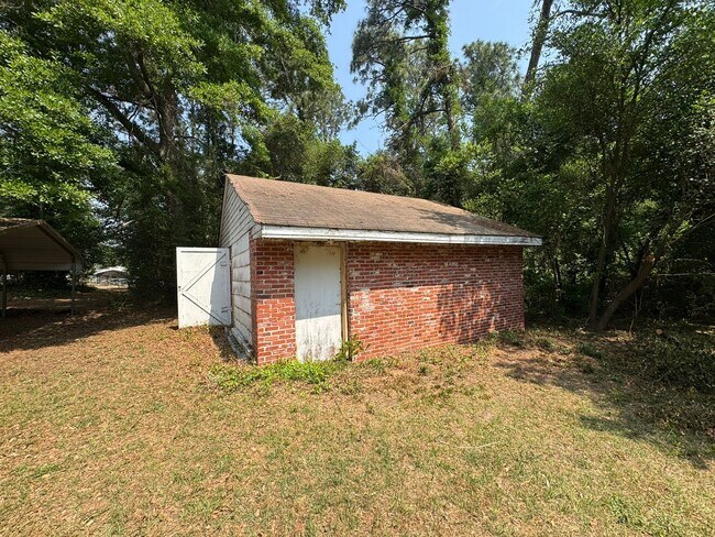 Building Photo - North Augusta Ranch with Tons of Natural Lighting!