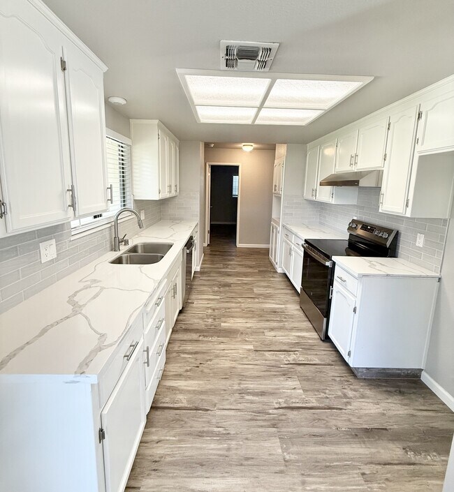 Building Photo - 1497 Claremont Dr