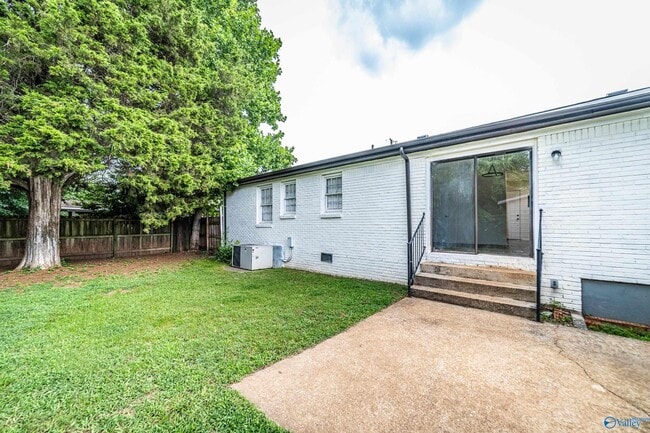 Building Photo - 307 Meadowbrook Dr SE