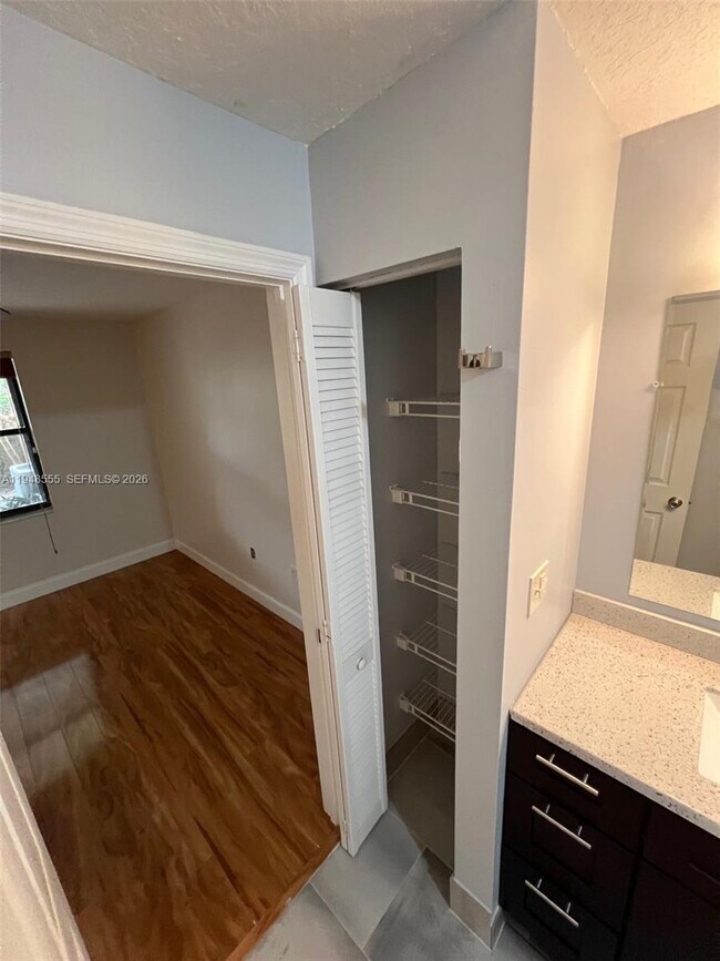 Building Photo - 252 City View Dr