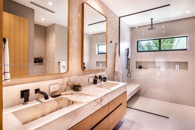 Building Photo - 115 SW 23rd Rd