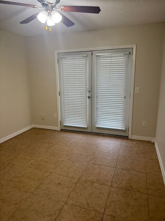 Building Photo - Spacious 4-Bedroom + 2 Bonus Rooms | Near ...