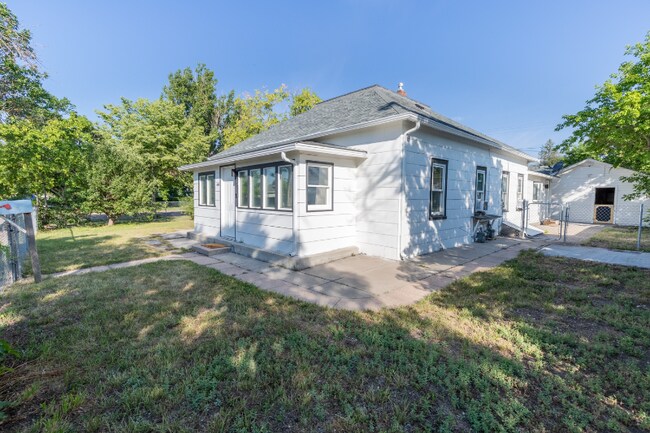 Building Photo - 600 E 8th St