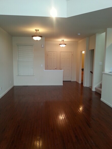 Building Photo - 720 Ferris Way