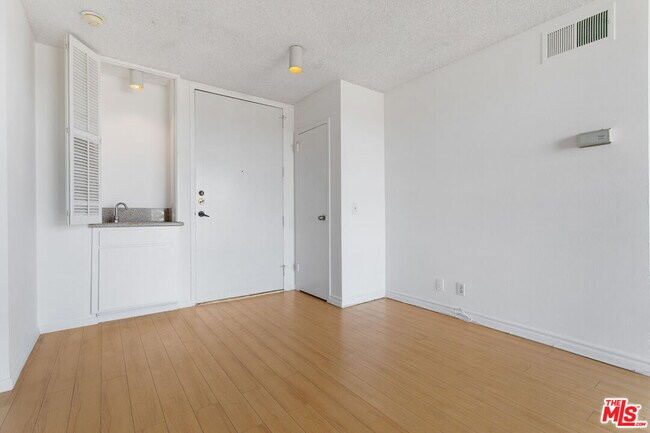 Building Photo - 100 S Doheny Dr