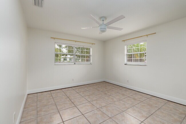 Building Photo - Charming single-family home nestled in des...