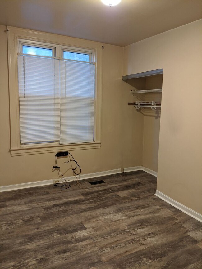 Building Photo - South Oakland renovated apartment