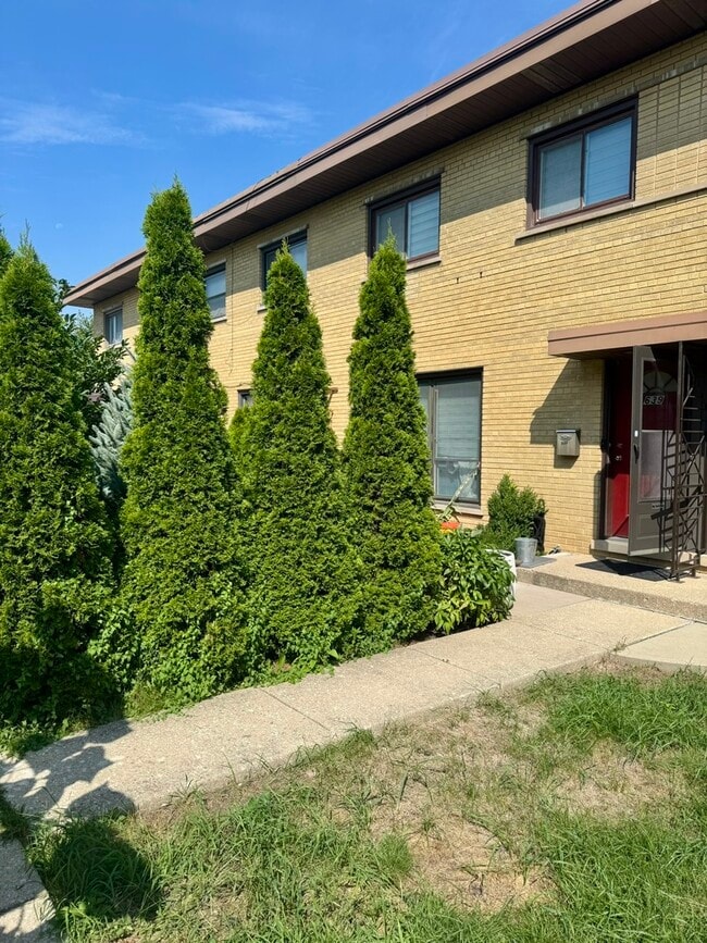 Building Photo - 639 Maple Ct