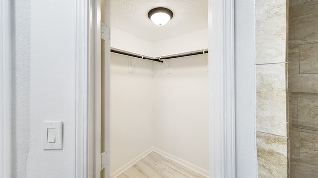 Building Photo - 556 Roanoke Dr