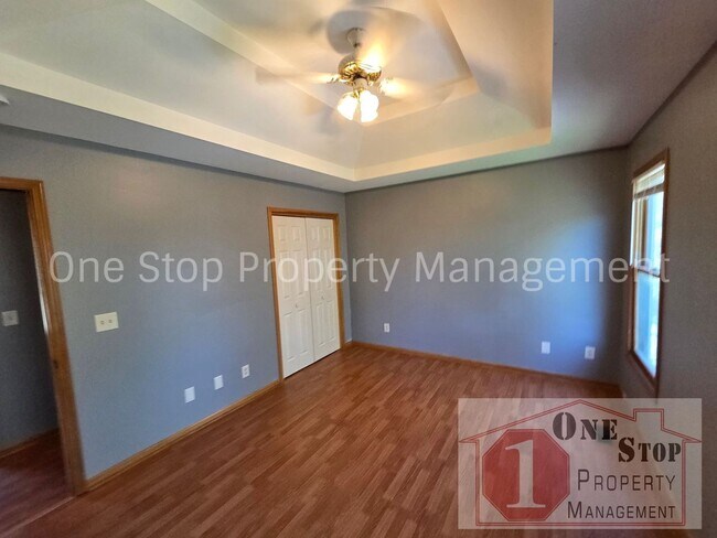 Building Photo - Charming Split Level 3 Bedroom Home in Kansas City!