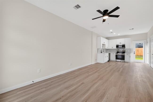 Building Photo - 5523 Haight St