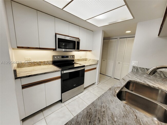 Building Photo - 7523 Greenlake Dr