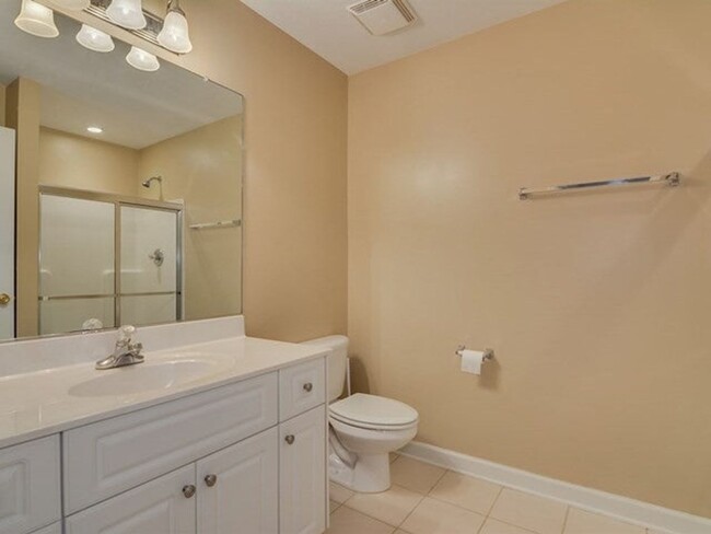 Building Photo - 5 bedroom, 3.5 bathroom home with pool in ...