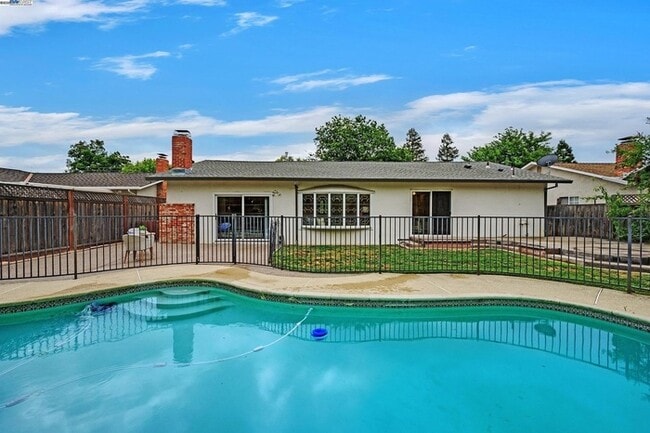 Building Photo - Updated Single-Story 4BR Home with Pool in Prime Pleasanton Valley Location
