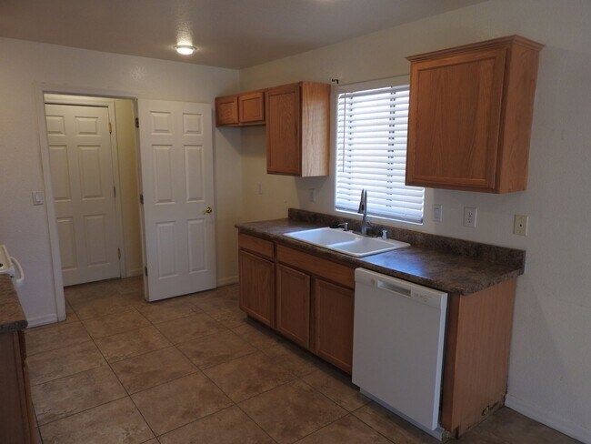 Building Photo - 3 Bedroom with large yard